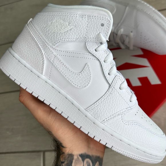 nike air jordan mid white